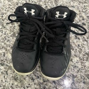 Boys under armour basketball shoes size 11.